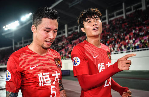 ag体育平台-今夜突围战来临，广州队围绕欧冠远射贴柱，质疑声仍在，更衣室氛围转暖