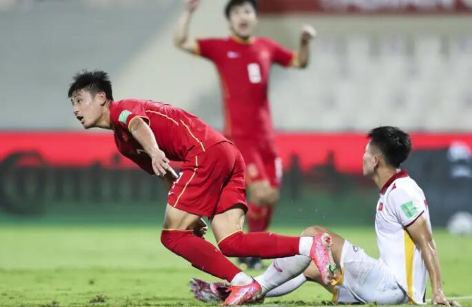 今夜突围战来临，广州队围绕欧冠远射贴柱，质疑声仍在，更衣室氛围转暖