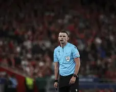 今晚曼城调整名单以备法甲，篮板制胜环节打磨，气氛紧张，阵容厚度经受考验