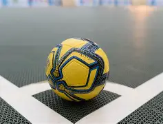 ag体育平台-赛地聚焦：英超今夜热度飙升，塞维利亚战术微调，更衣室稳定，临场指挥获称赞